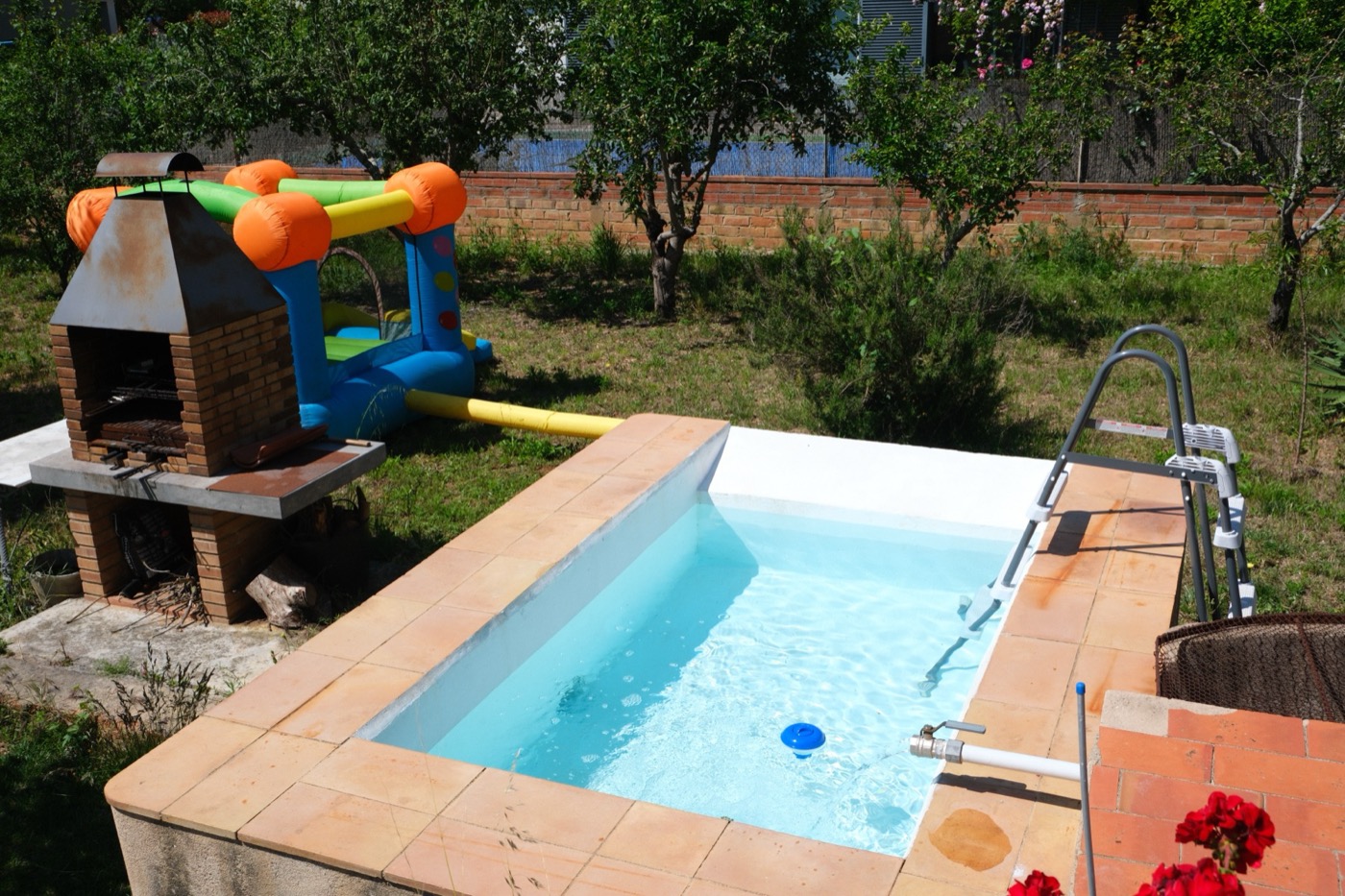 Piscina infantil i barbacoa