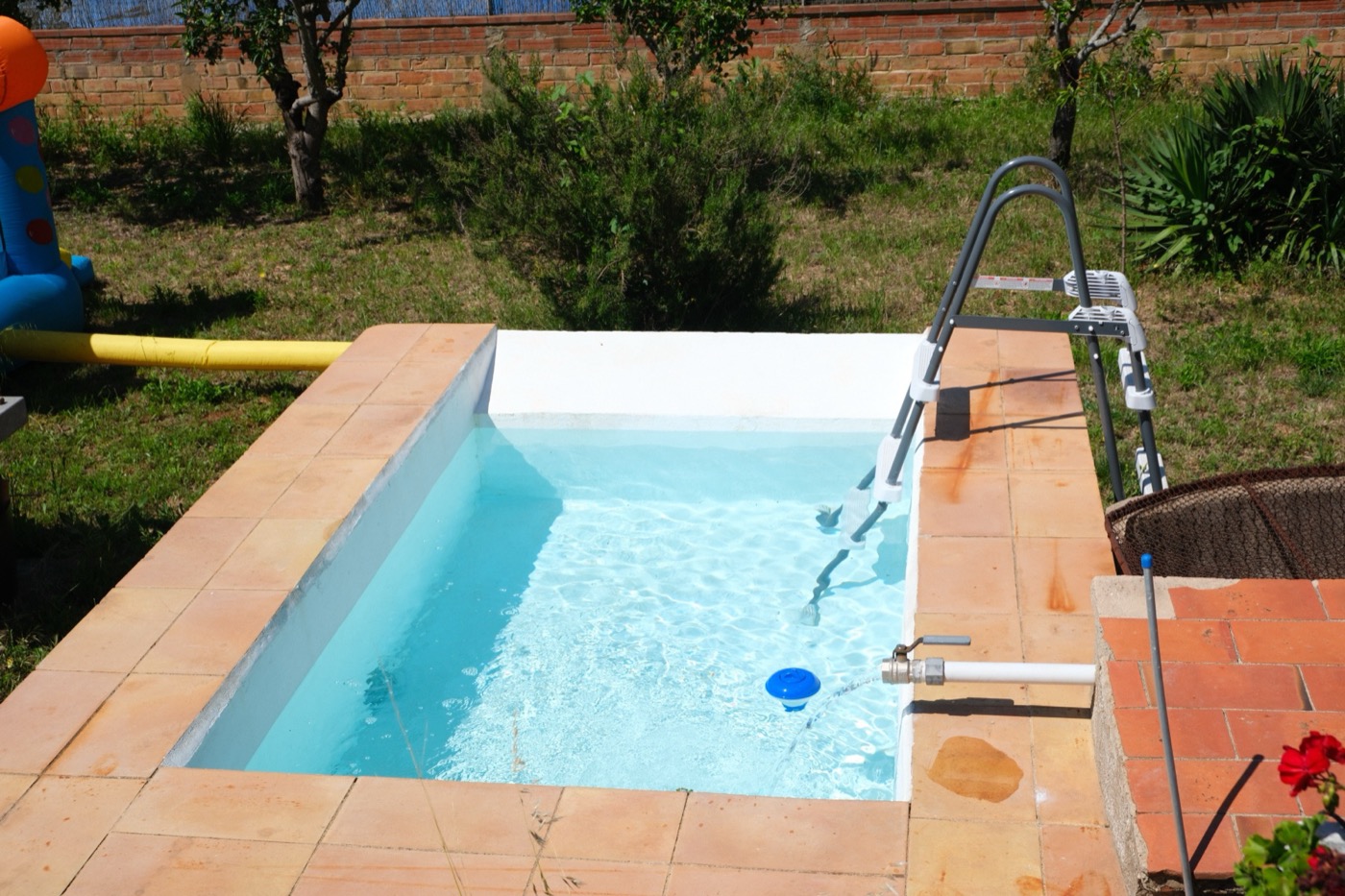 Piscina infantil · aigua neta